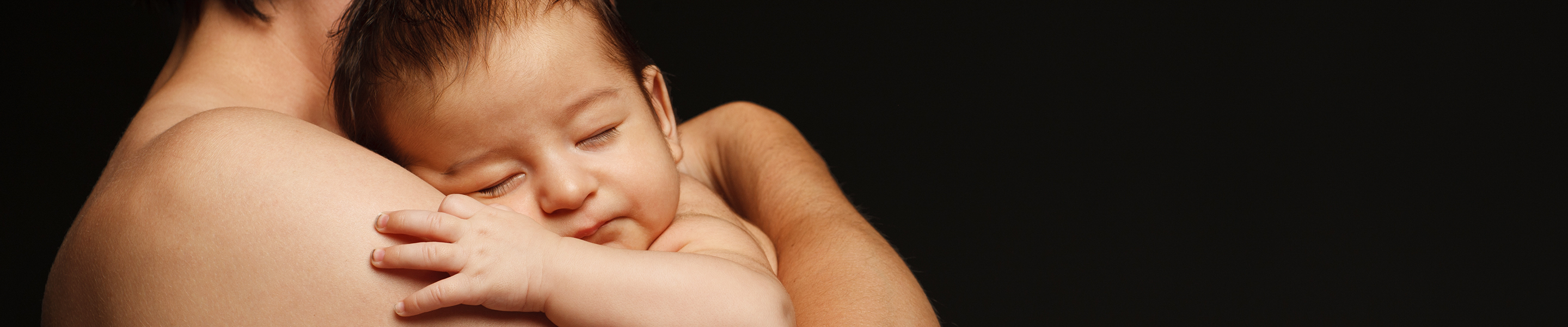 baby on dad's chest skin to skin